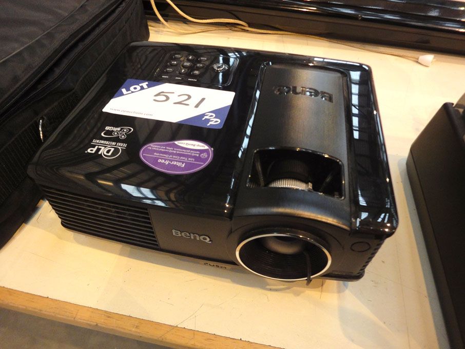 BenQ MP515 digital projector with retractable proj...