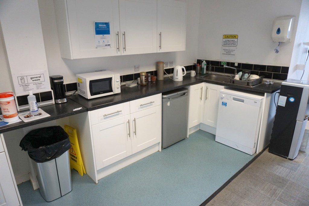White shaker L-shape kitchen, 7 piece, 3450x1600mm...