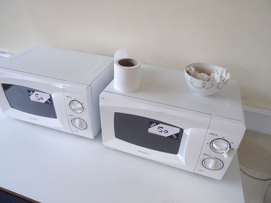 2x Daewoo KOR-6L 15 white microwaves, 700W