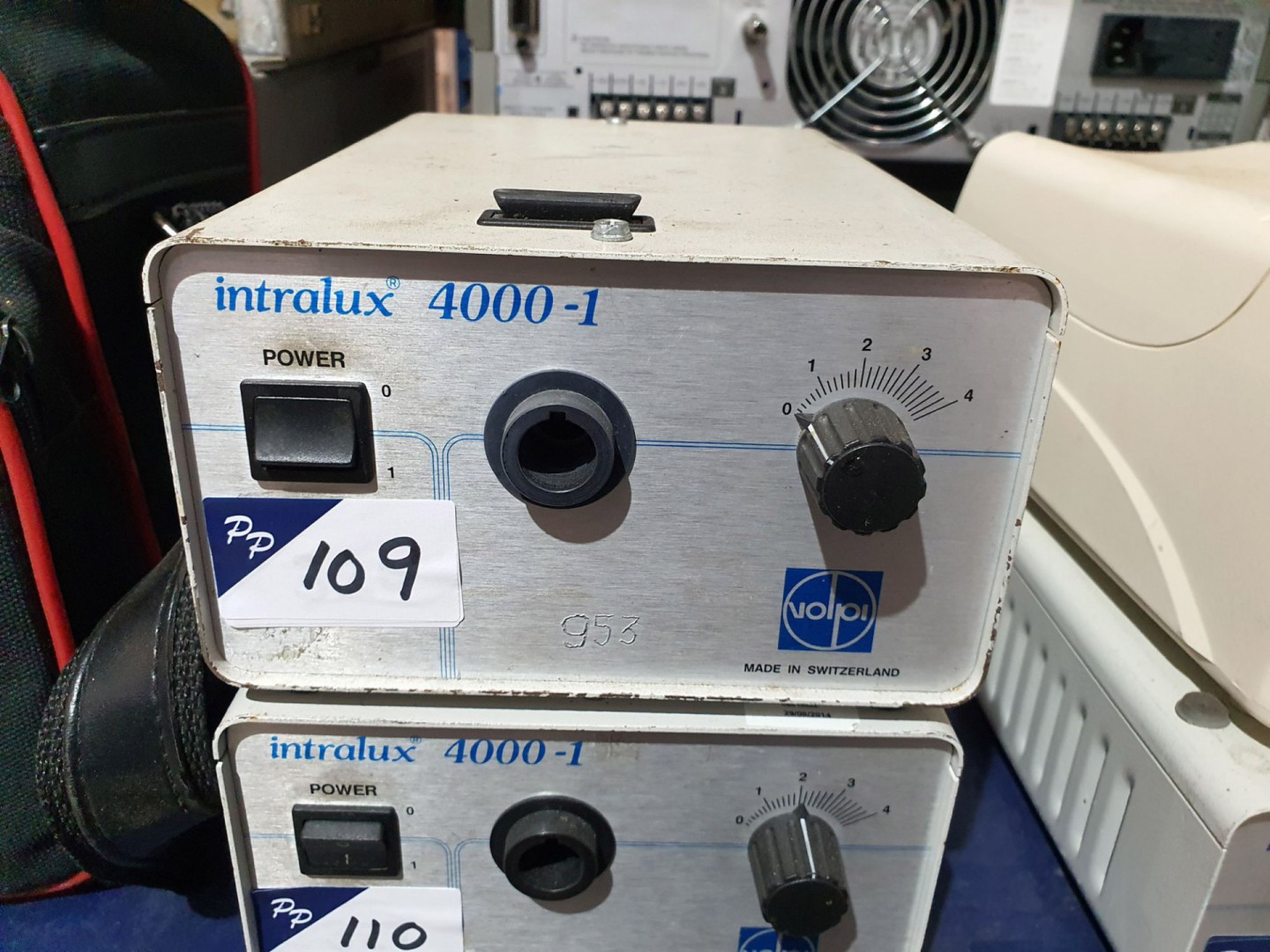 Intralux 4000-1 light source (X102)