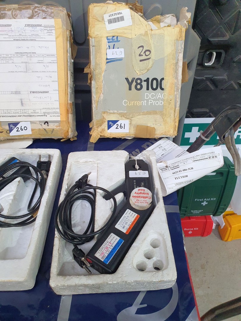 Fluke Y8100 DC/AC current probe with lead (boxed)...