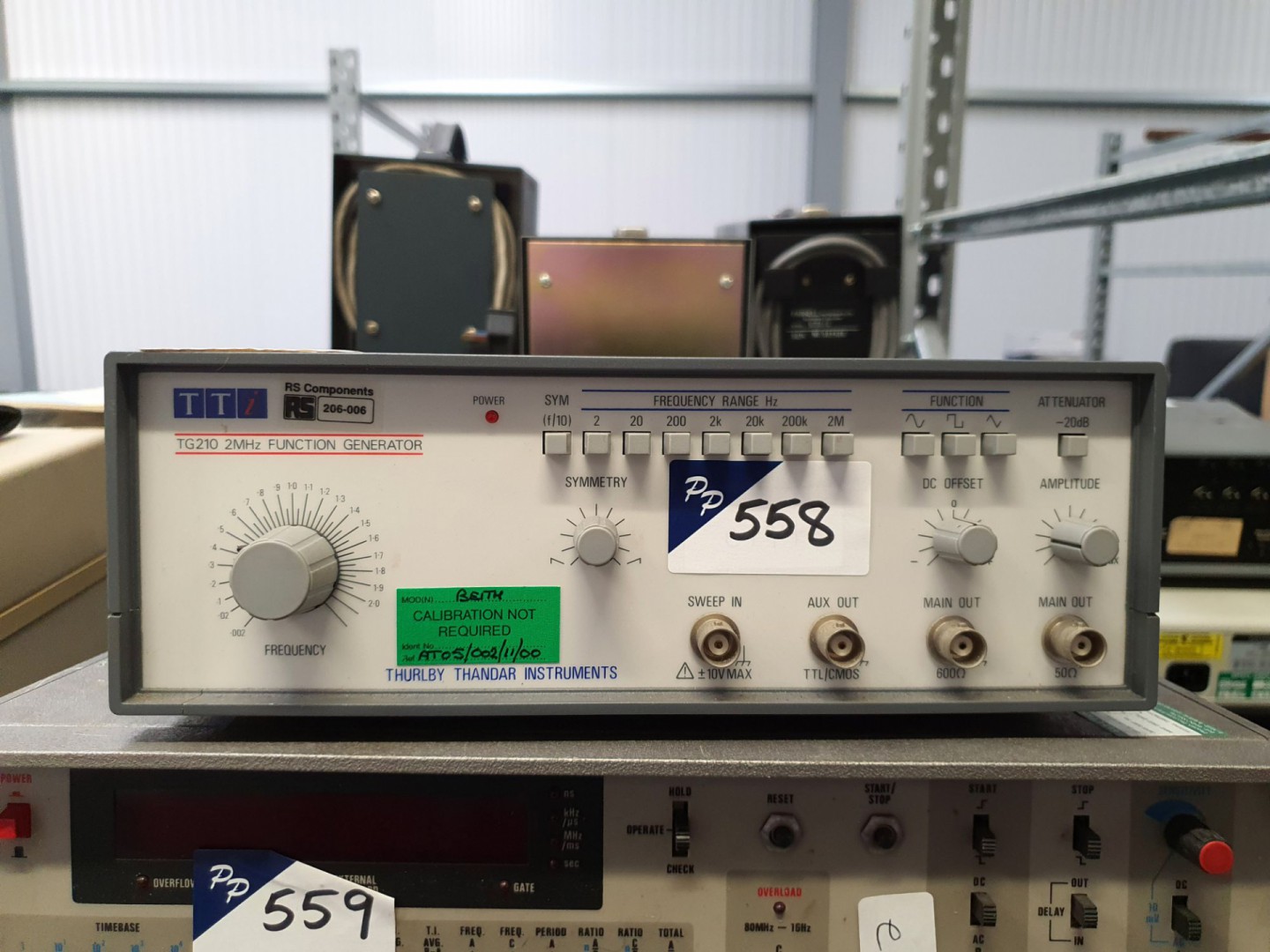 TTI TG210 2MHz function generator, sine, square,...