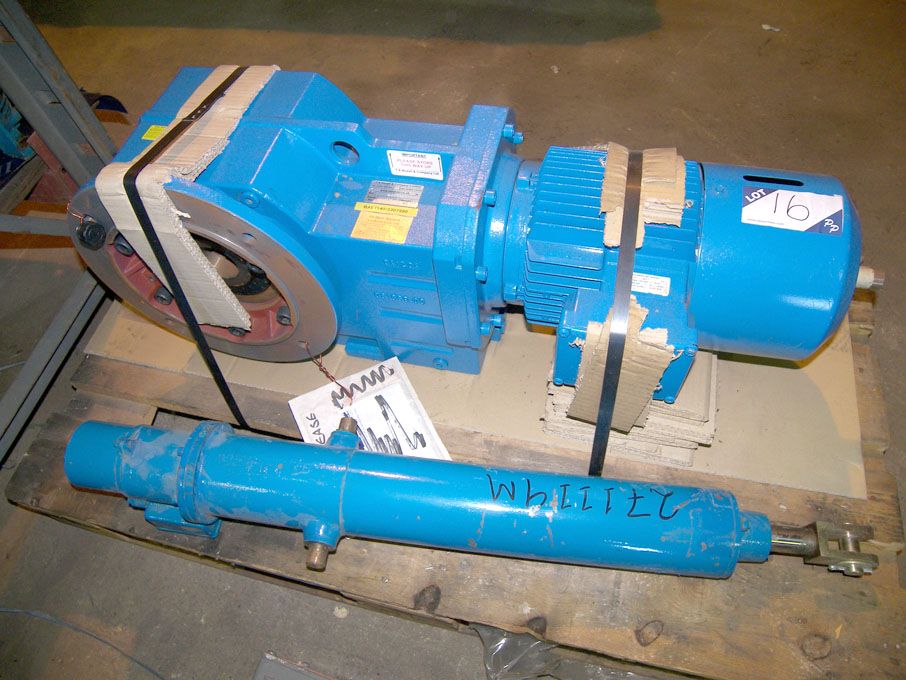 Flender 3 phase motor, 4kW @ 39.5rpm with gearbox
