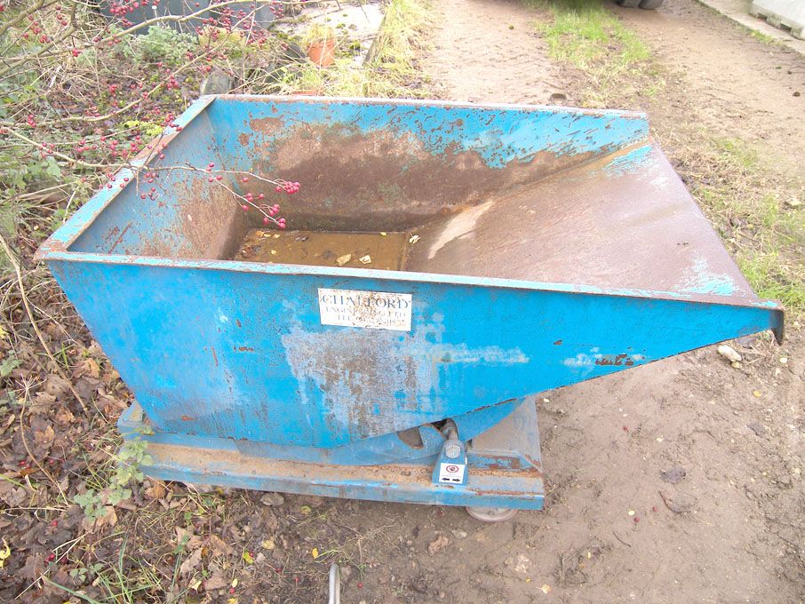 Chalford 1000kg capacity mobile tipping skip (2002...