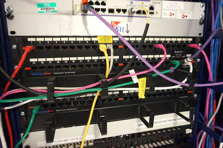 Qty various network switches, servers etc inc: Hel...
