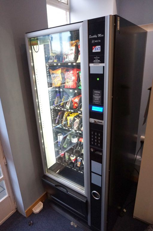 Necta Snakky max vending machine (refrigerated) (c...