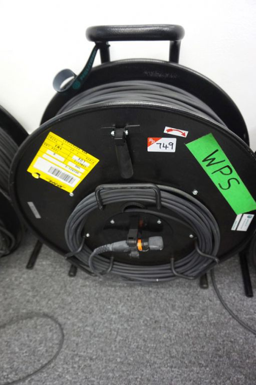 Cable drum with fibre optic patch cable