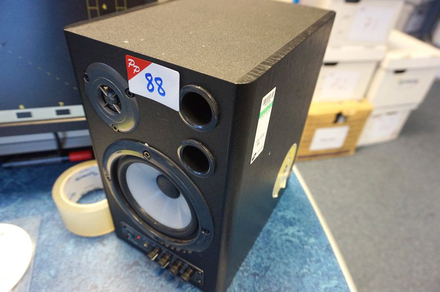 Pair of Behringer MS40 digital stereo near field m...