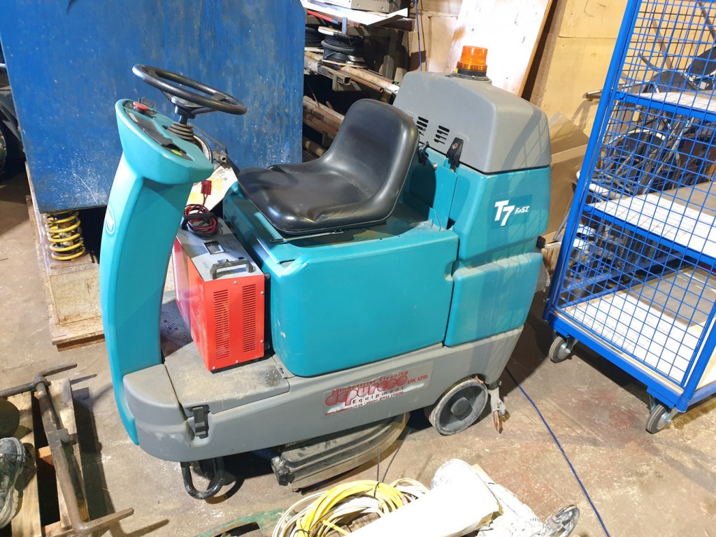 Tennant T7 ride on electric floor sweeper with cha...