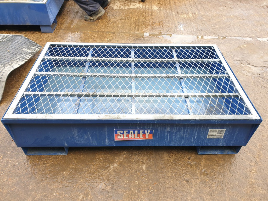 Sealey 1350x800mm metal forkable drip tray - Lot L...