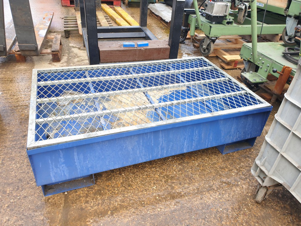 Sealey 1350x800mm metal forkable drip tray - Lot L...