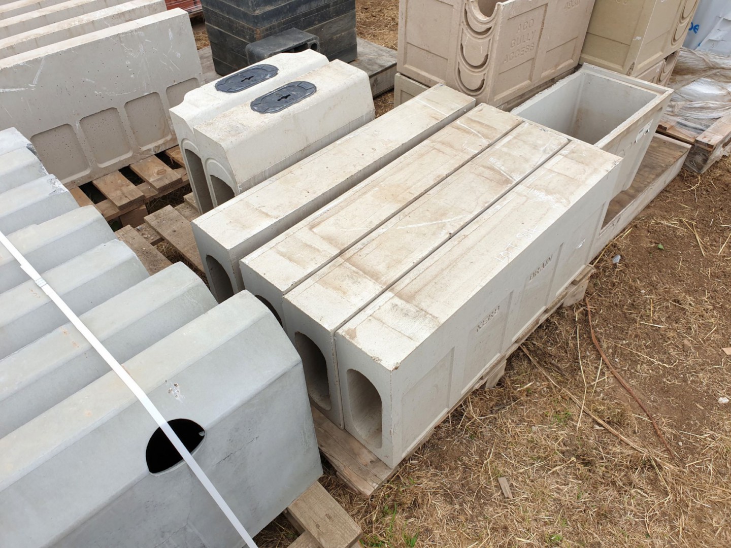4x ACO 480 kerb drain centre stone channel 913mm,...
