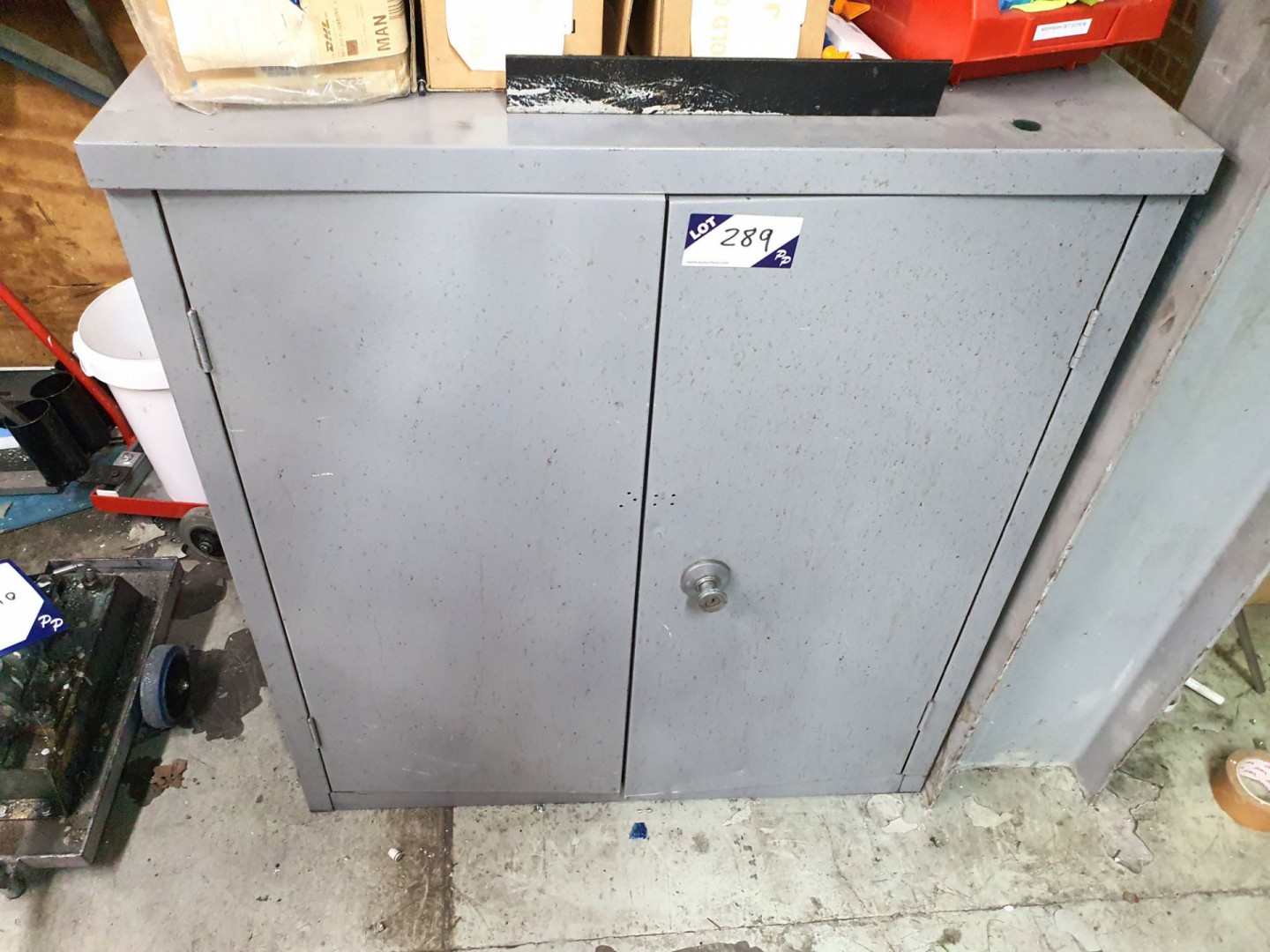 Grey metal 2 door storage cupboard, 910x1020x470mm...