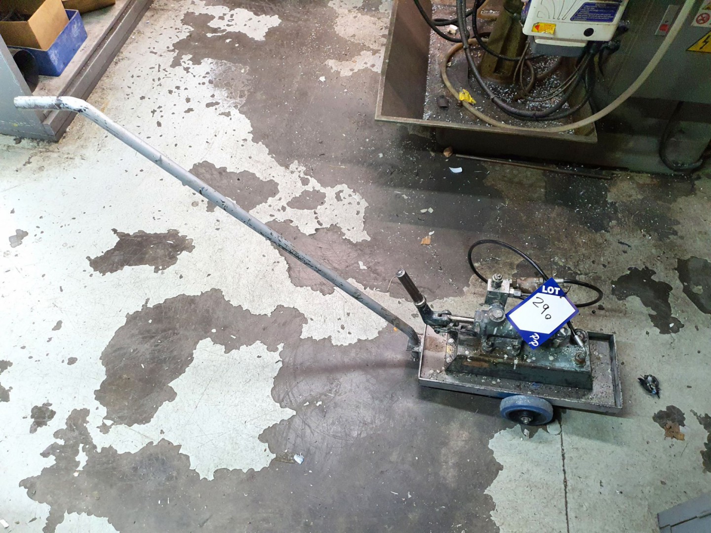 Hydraulic pump on trolley