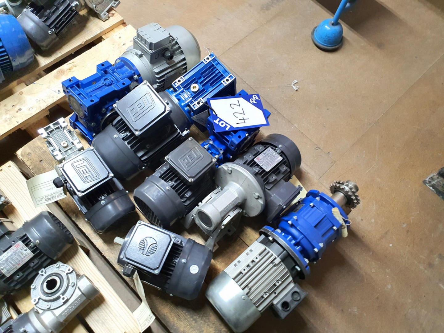 7x various electrical motors / gearboxes