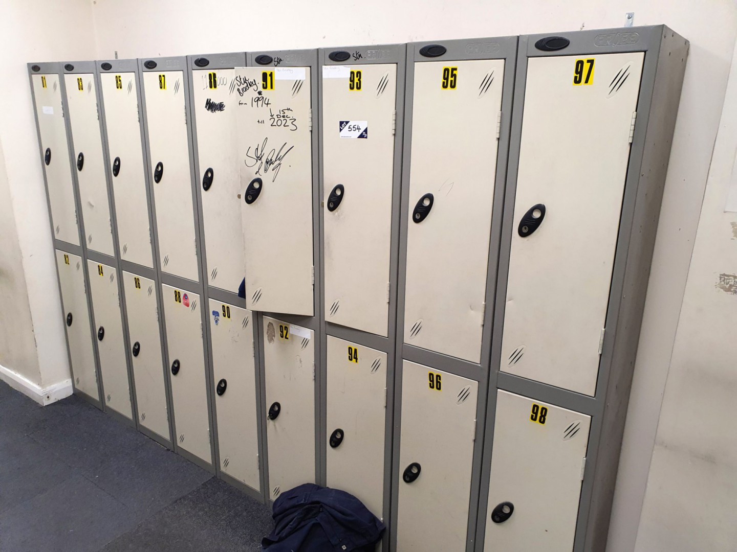 9x Probe twin door grey / cream lockers, 300x1780x...