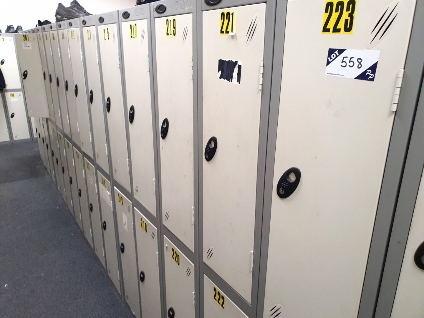 17x Probe twin door grey / cream lockers, 300x1780...