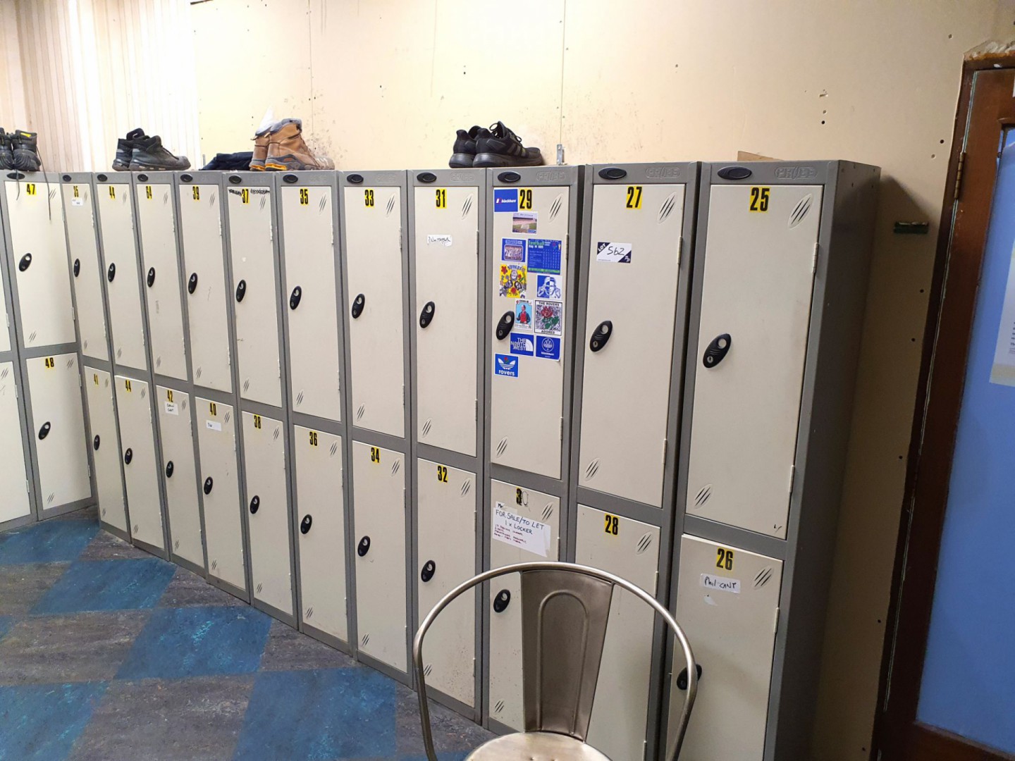11x Probe twin door grey / cream lockers, 300x1780...