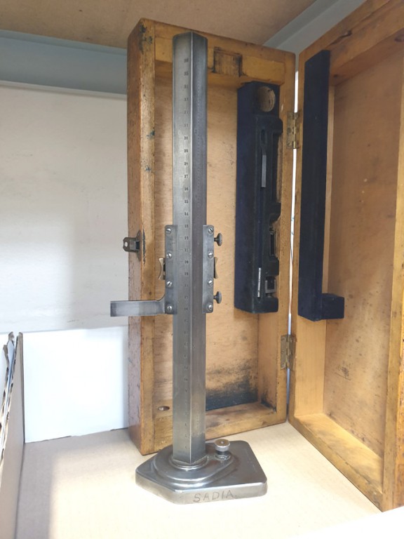 Chesterman 360mm height gauge in wooden case