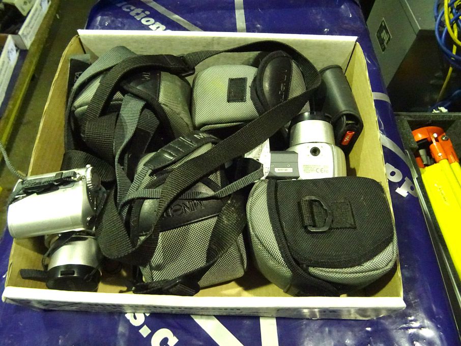 4x Minolta Dimage Z1 digital cameras in cases