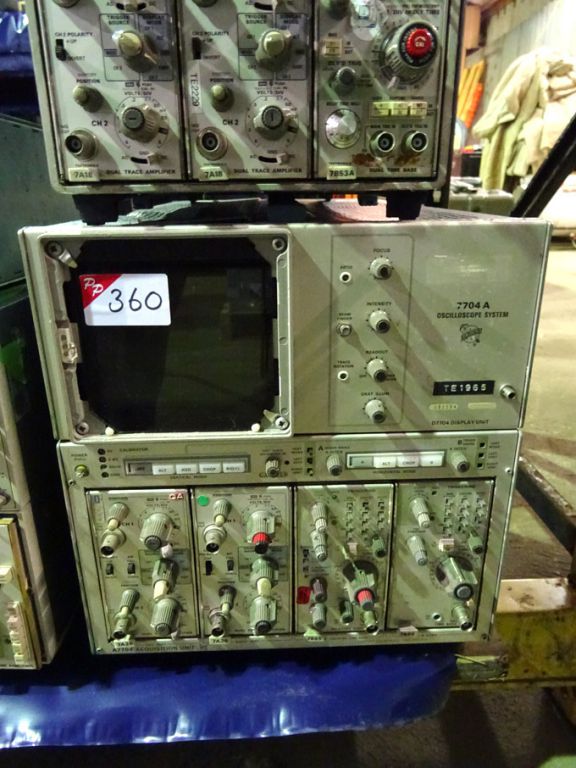 Tektronix 7704A oscilloscope - Lot Located at: Aun...