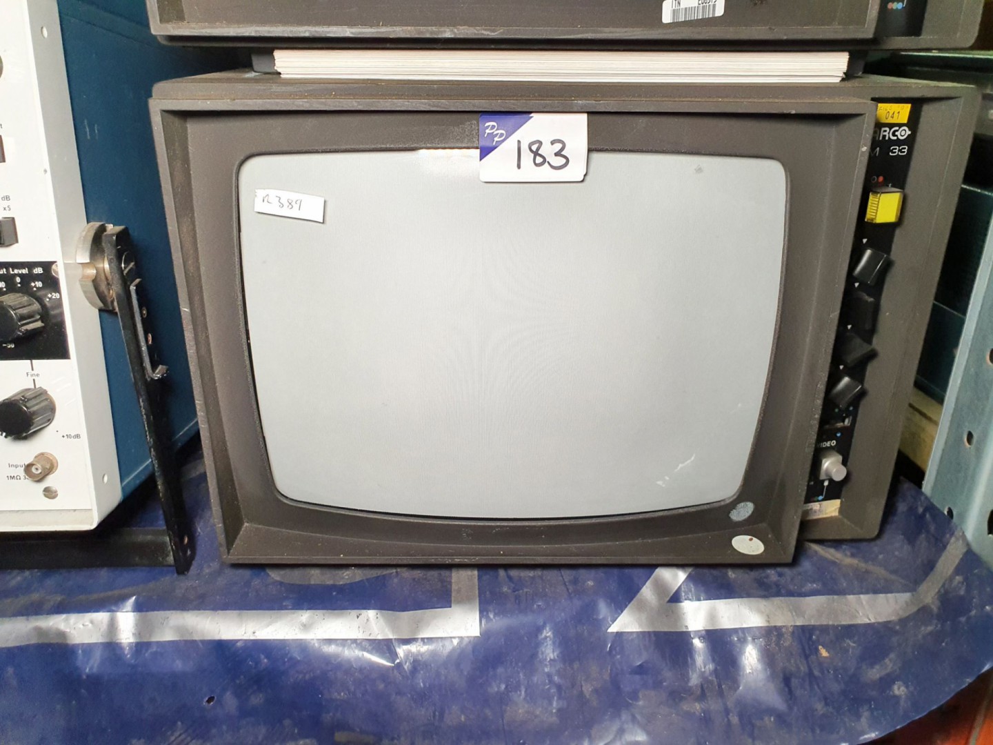Barco CM33 colour monitor with manual (R389)