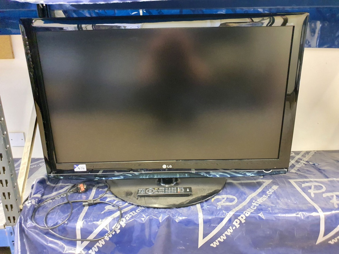 LG 42LG5020 LCD TV on stand with remote