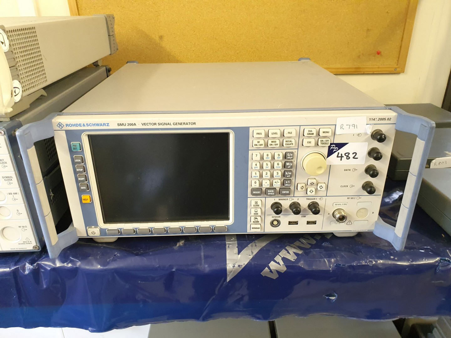 Rohde & Schwarz SMU 200A vector signal generat...