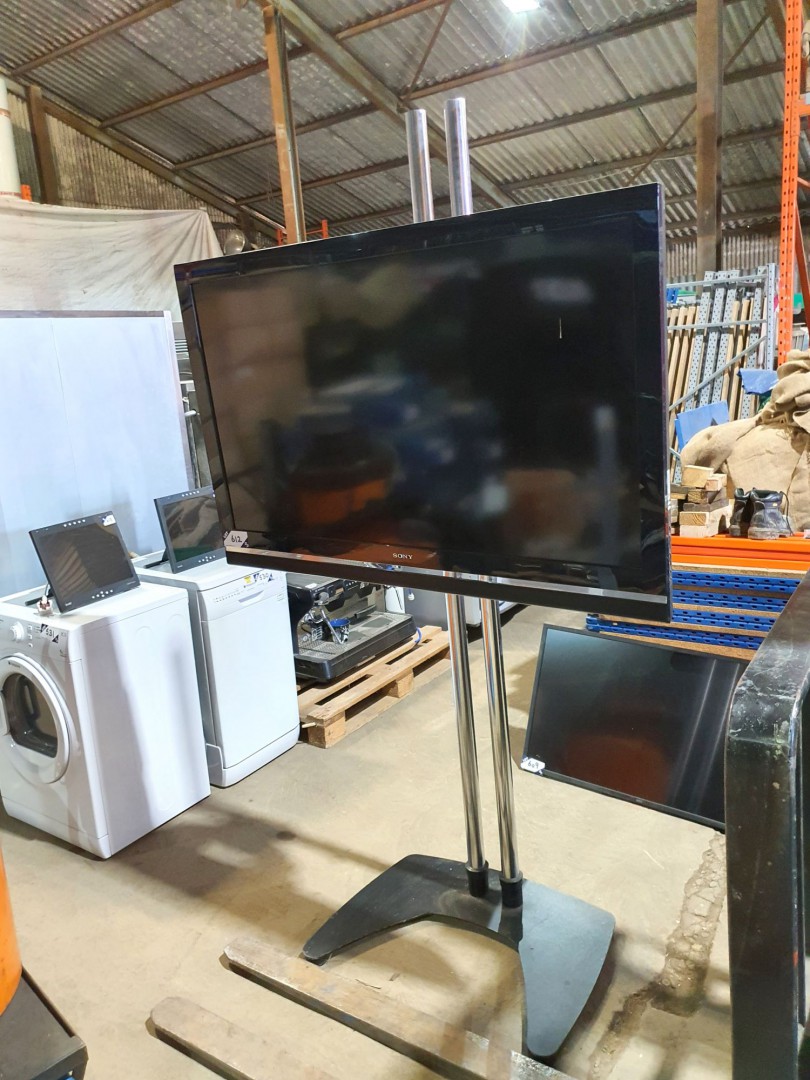 Sony KDL-52V5500 LCD digital TV on Unicol stand