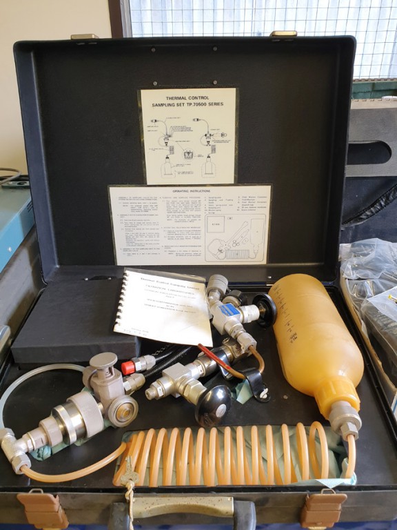 Thermal control field fluid sampling kit in carry...