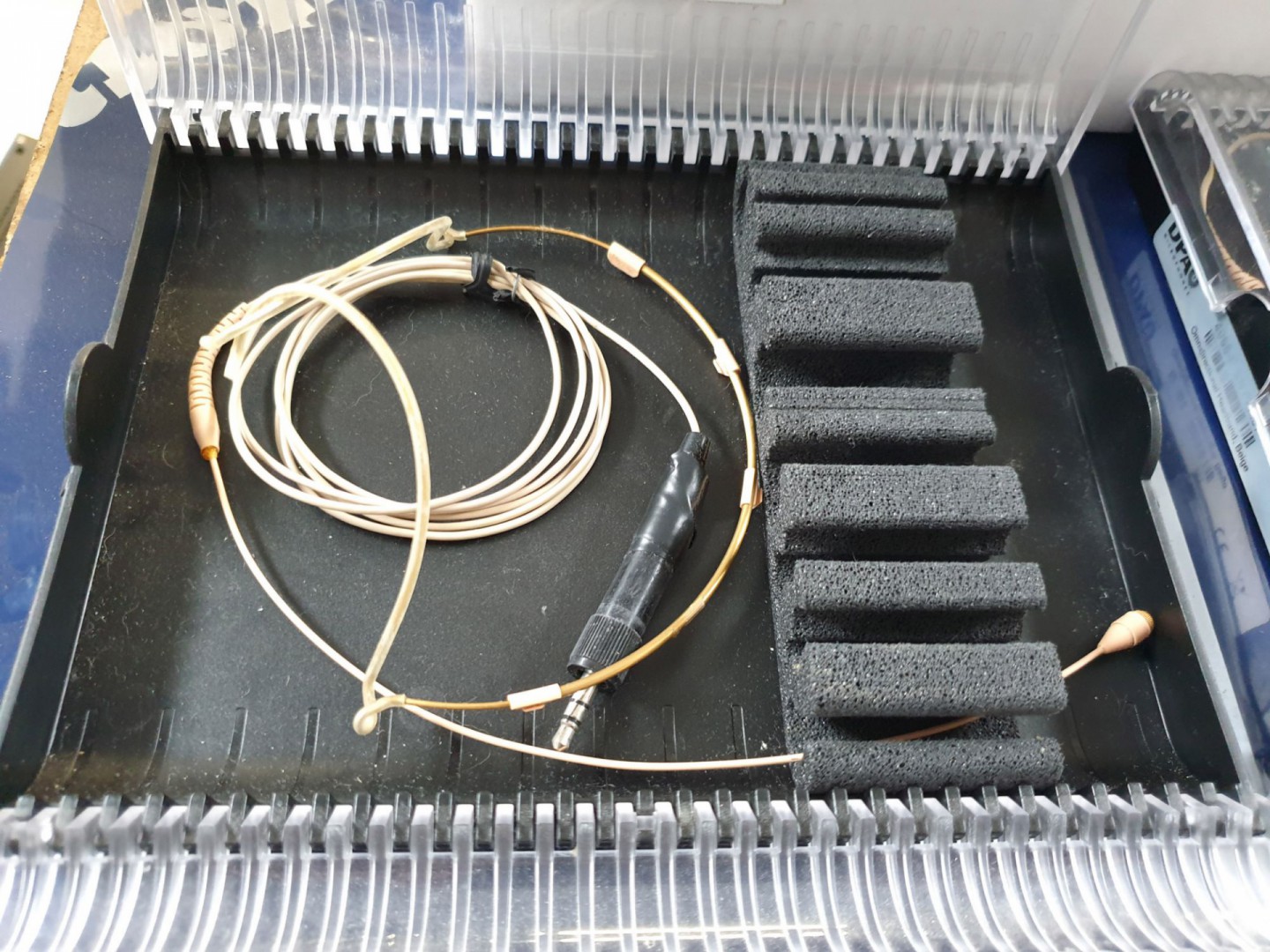 DPA 4066 d:fine headset microphone in case