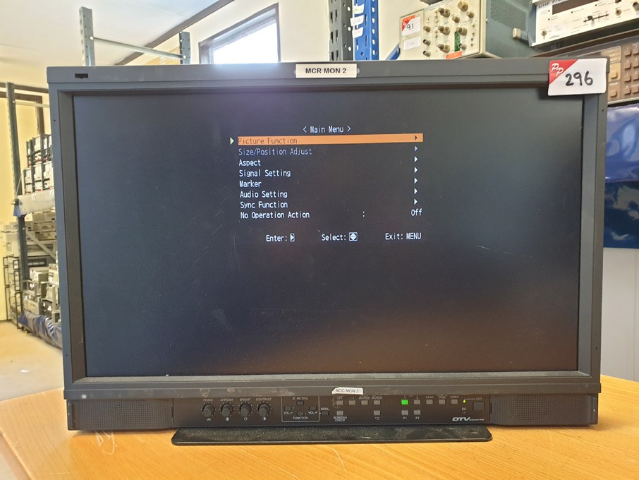 JVC DT-E21L4 multi-format LCD monitor - lot locate...