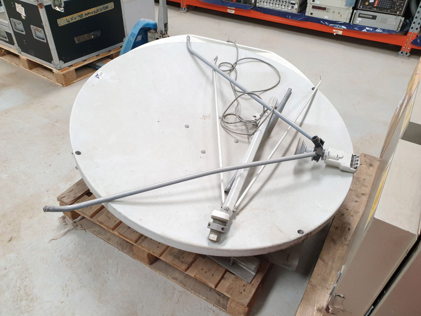 2x various satellite dishes