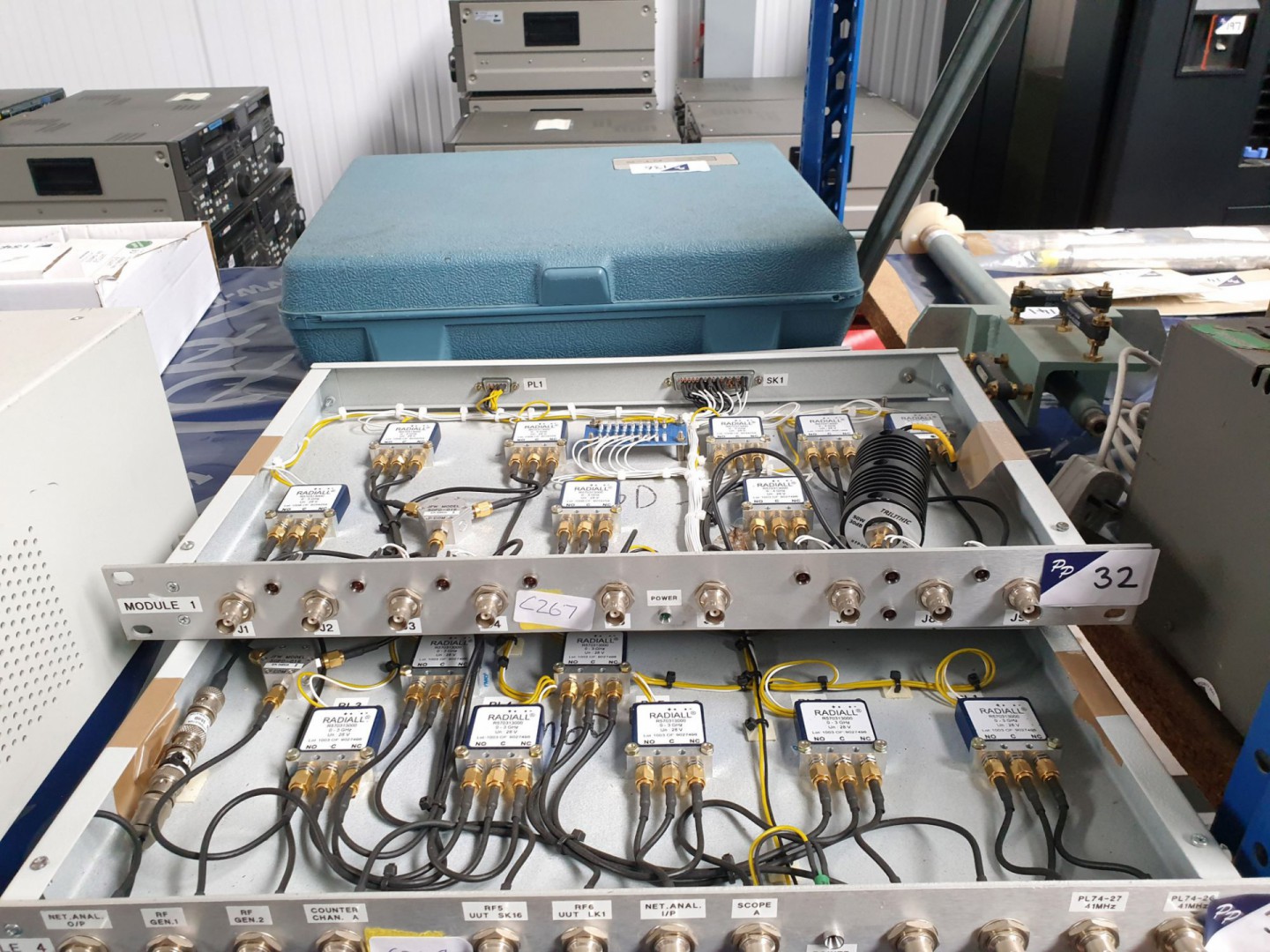 Module 1 distribution unit with 8x Radiall 0-3GHz...