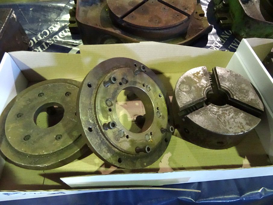 Qty lathe spares inc: face plates, 2,3 & 4 jaw chu...
