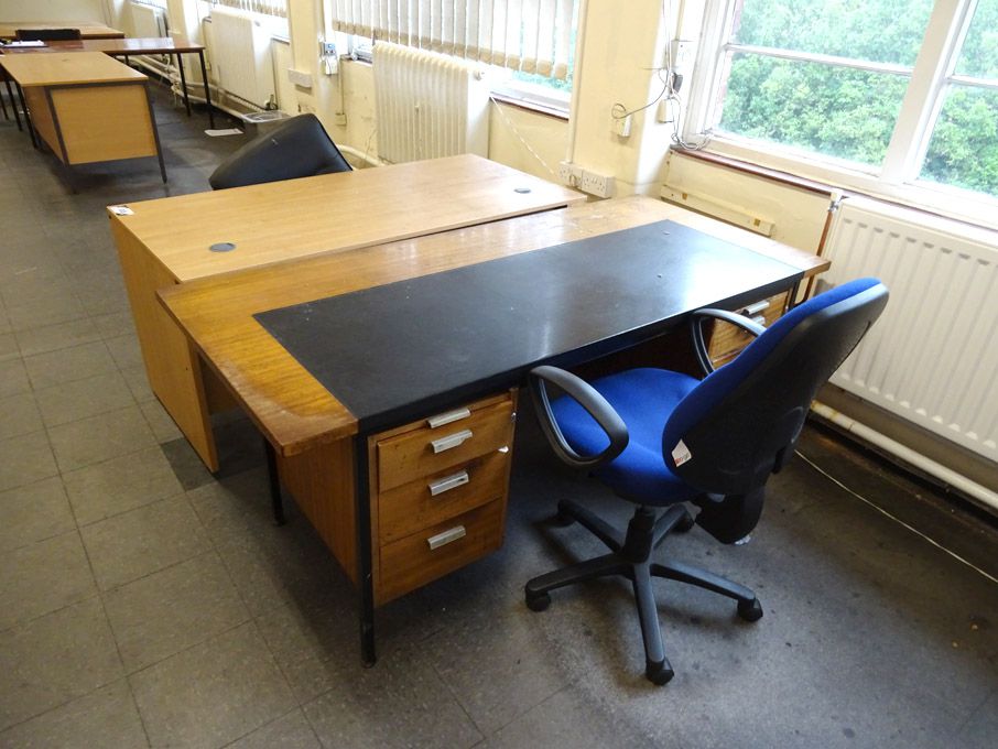 Contents of office inc: 6x desks / tables, 2x meta...
