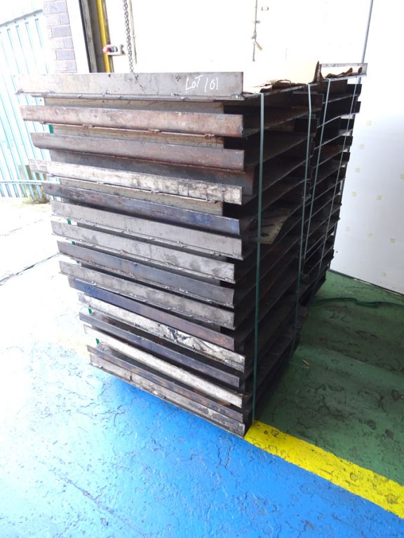 30 approx rack trays, 620x770mm approx, 1039kg app...