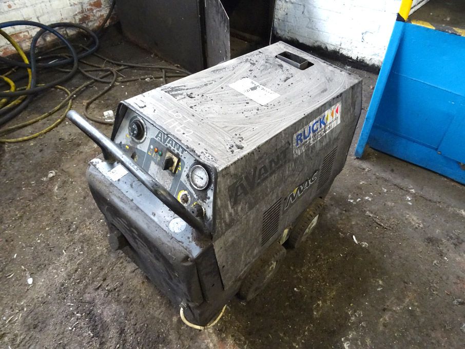 Avant 100PSI steam cleaner - Lot located at: Brend...