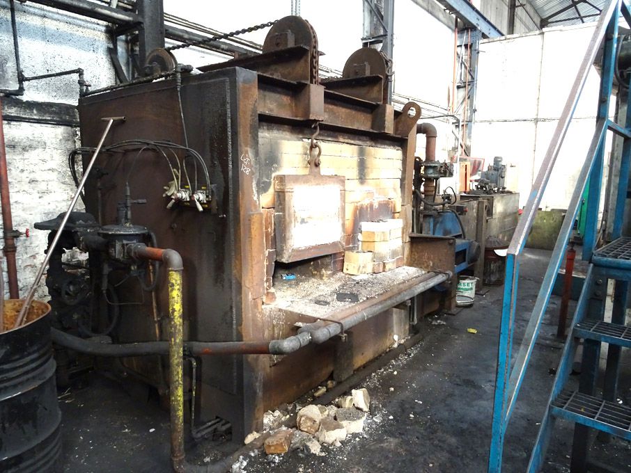 Gas fired twin door furnace [cell 25] - Lot locate...