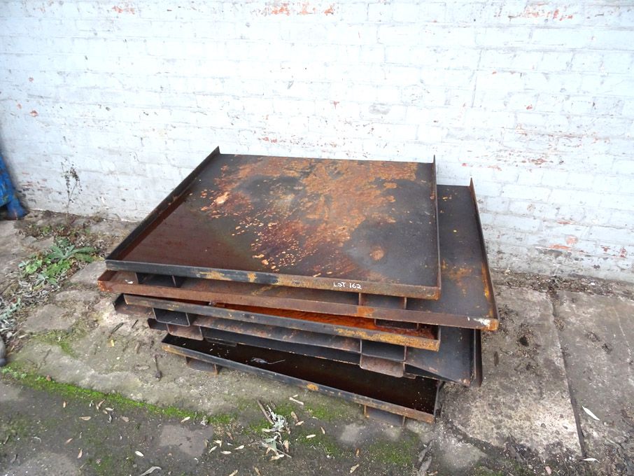 7x various size metal racking trays - Lot located...