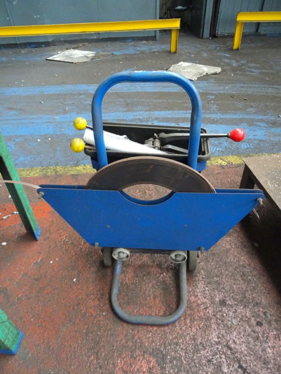 Steel banding equipment on trolley - Lot located a...