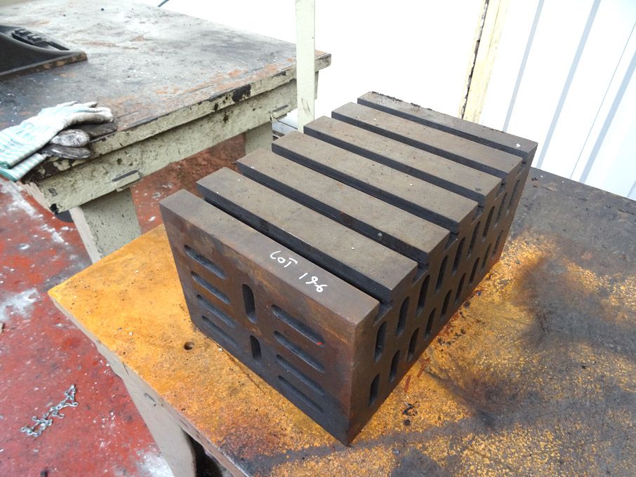 18x12" 'T' slotted CI cube - Lot located at: Marri...