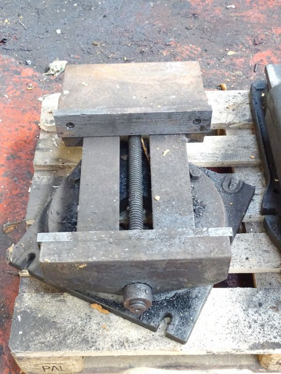 14" machine vice - Lot located at: Marriott Road,...