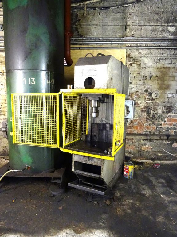 Forsyth V030 hydraulic press, 30 ton, 20x20" bed,...