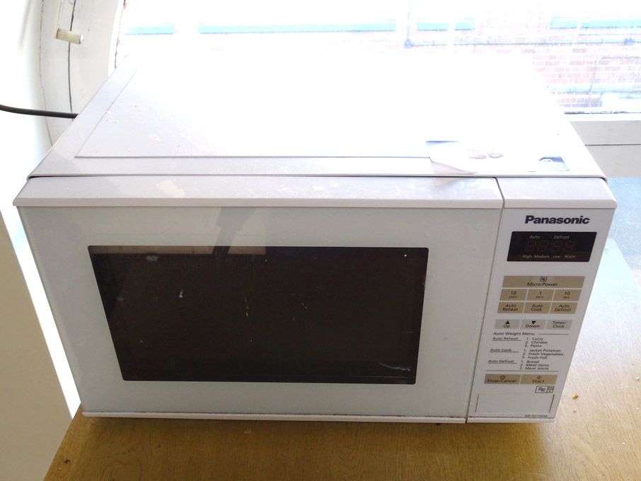 Panasonic NN-E271WM microwave oven, 240v - Lot loc...