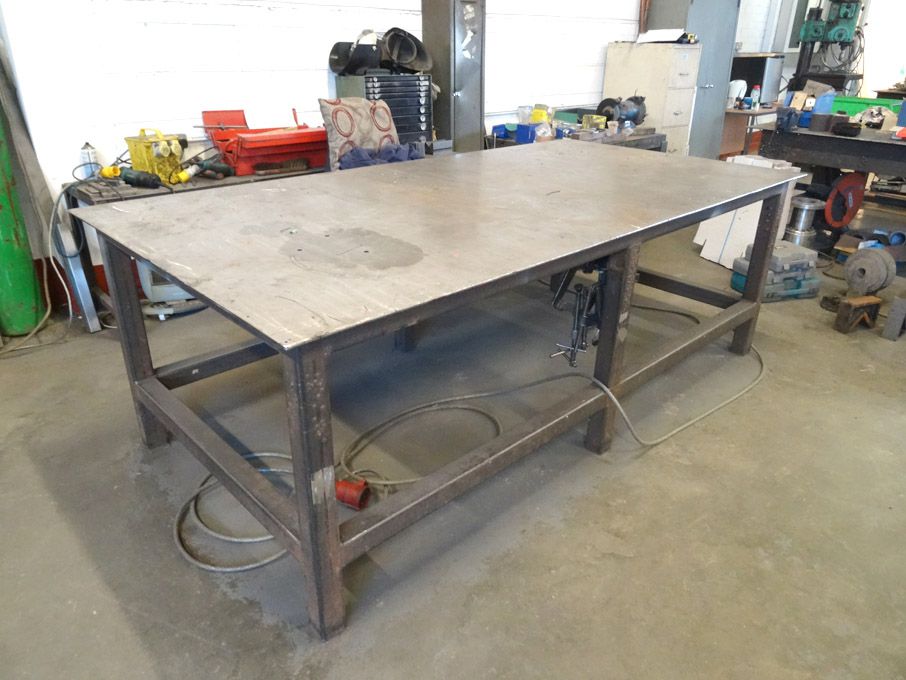 2500x1250mm steel welding table - lot located at:...