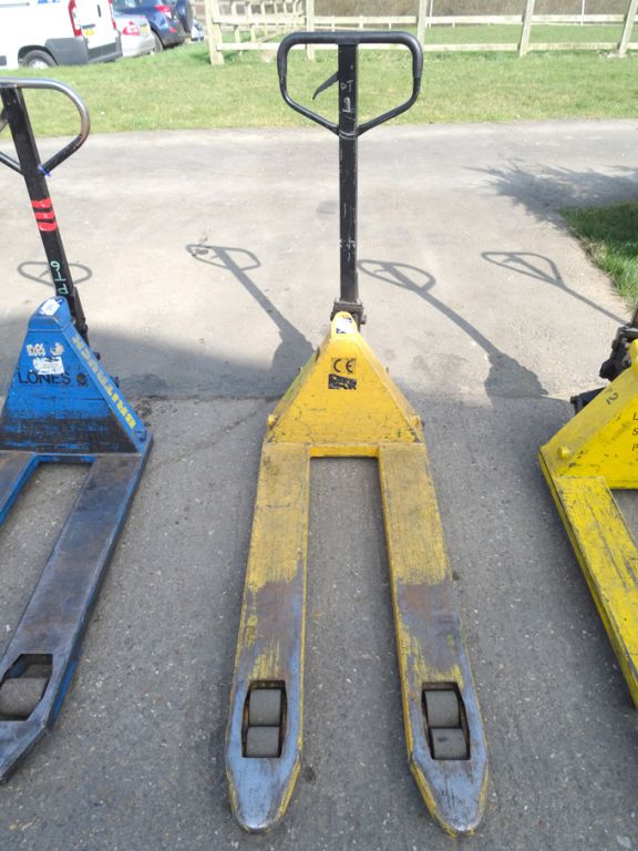 2500kg manual pallet truck - lot located at: Aunby...