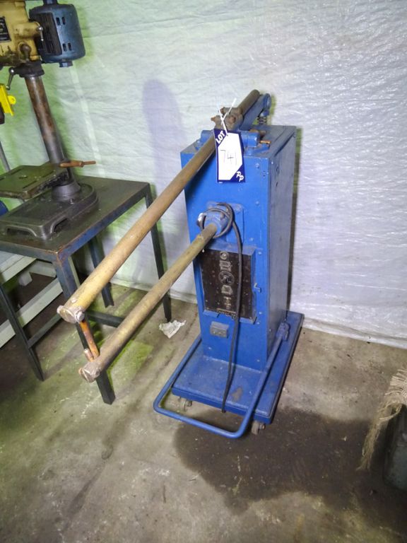 Federal 600mm throat spot welder - lot located at:...