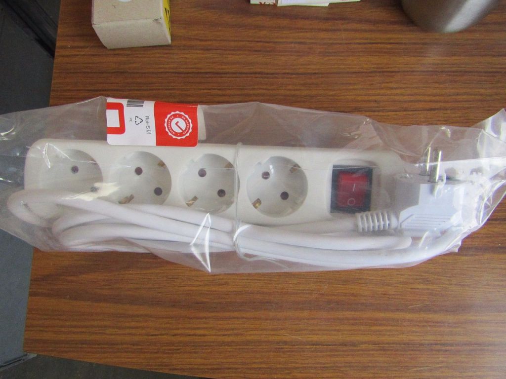 100x EU Schuko 4 way switched extension sockets wi...