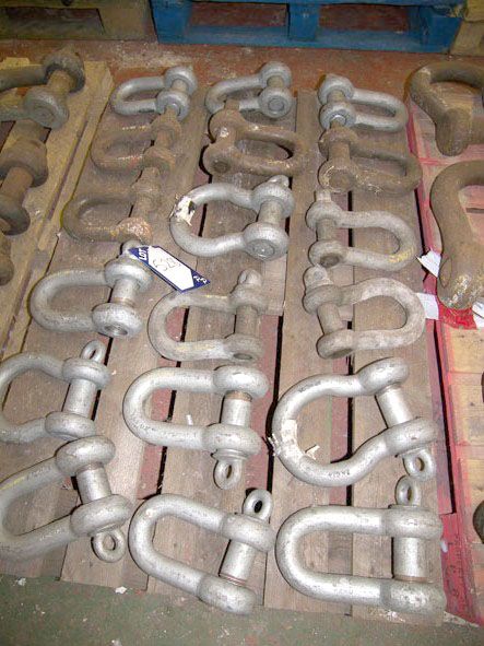 18x lifting shackles to 8 ton swl on pallet - Loca...